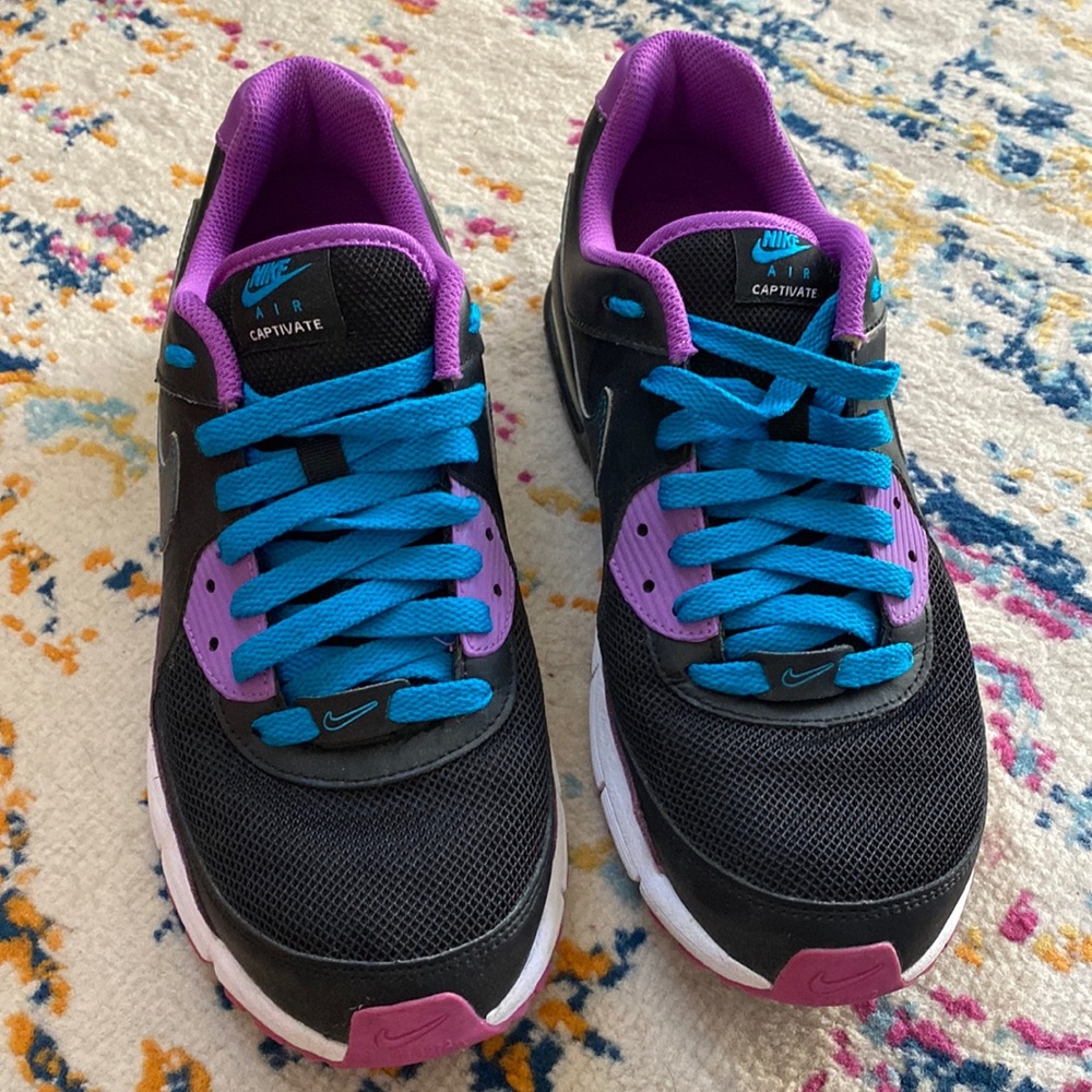 NIKE